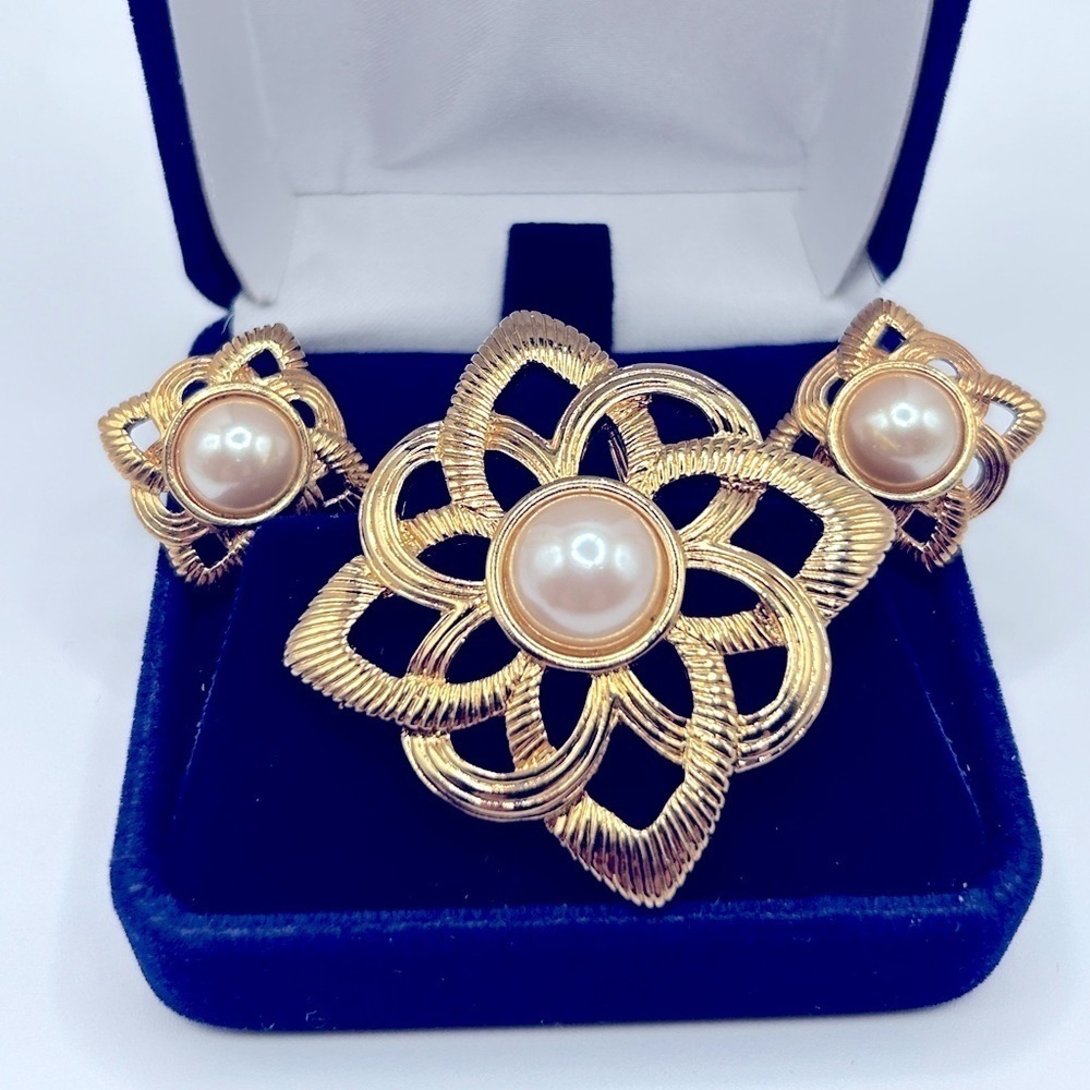 Vintage Pearl Gold Brooch Matching Earrings Set Post Backs​​​​​​​
